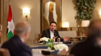 ولي العهد يؤكد أهمية الإسراع في