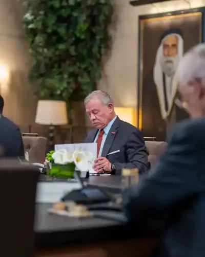 الملك يلتقي أعضاء لجنة متابعة تطوير