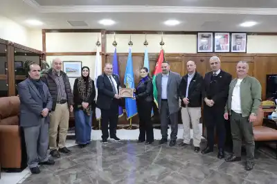 جامعة الزرقاء تستقبل فريقا من برنامج