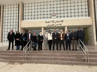 الحواتمة يلتقي طلبة عمان العربية ويستعرض