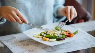 الأكل ببطء.. خطوة صغيرة لصحة أفضل