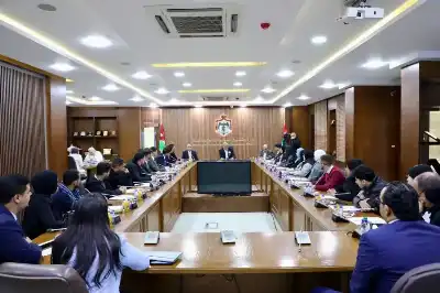 العودات خلال لقائه البرلمان الطلابي في