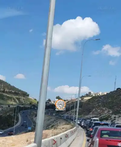 حركة مرورية كثيفة على طريق عمان