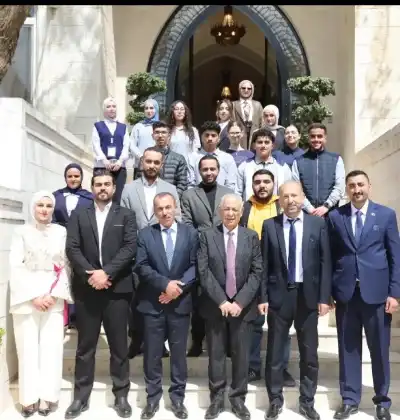 البدور يسلم العيسوي وثيقة العهدة الشبابية