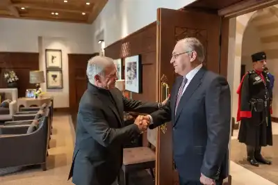 الملك يلتقي مهند حجازي ويشكره