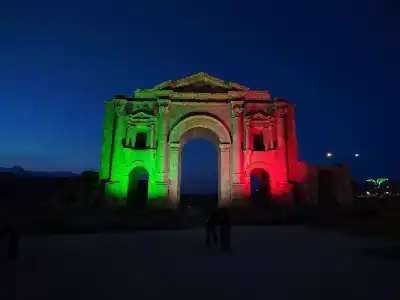 إضاءة مواقع أثرية بألوان العلم الأردني