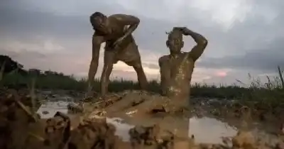 بين الطين والروح: فلسفة الرفض وآية