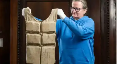 مزاد بريطاني يشهد بيع سترة نجاة