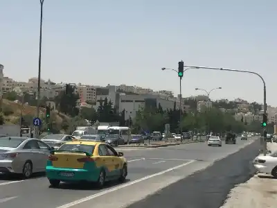 الأمانة: تحويلات مرورية لتركيب جسر مشاة