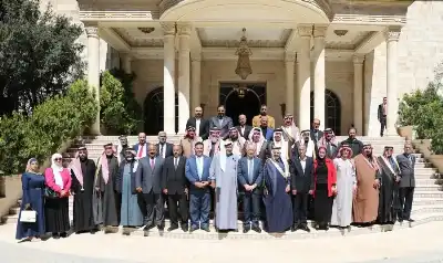 رئيس الديوان الملكي يلتقي وفدا من