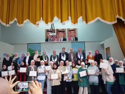 الخصاونة يكرم الفائزات في هاكاثون الذكاء