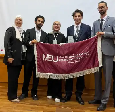 الشرق الأوسط تتأهل إلى منافسات المناظرات