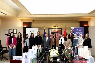 رئيس عمّان الأهلية يكرّم الطلبة المتميزين