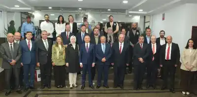 طلبة جامعة البترا يحاورون نائب الرئيس