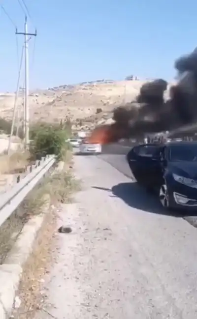 حريق مركبة يتسبب بأزمة مرورية للقادمين