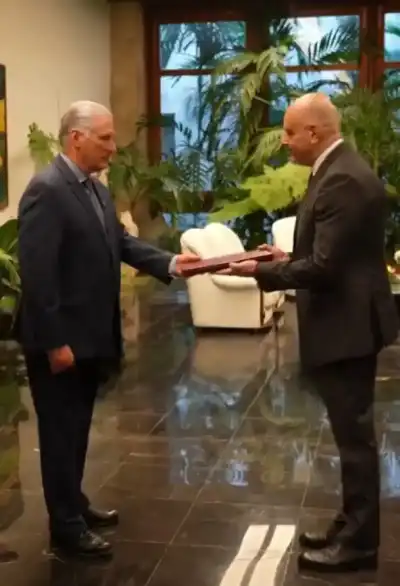 السفير عبيدات يقدم أوراق اعتماده إلى