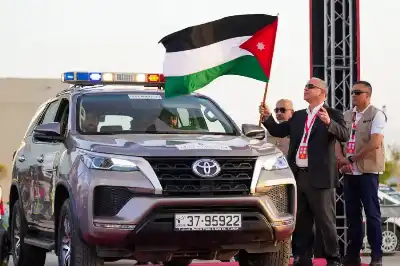 الأمير فيصل يعطي شارة الانطلاق لرالي