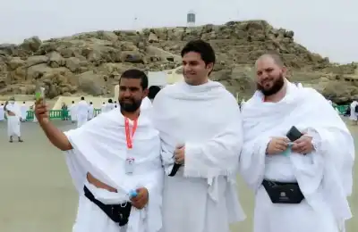 الأزهر يحذر الحجاج المنشغلين بالتصوير في