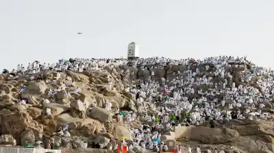 السعودية تدعو الحجاج للبقاء بمخيماتهم بعرفات