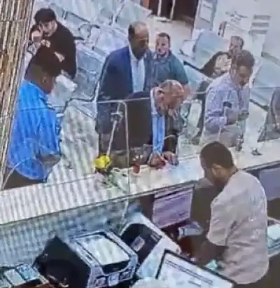 محافظ جرش يجدد جواز سفره ويقف
