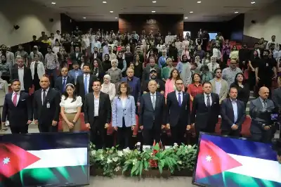الرواشدة خلال تتويج الأعمال الفائزة في