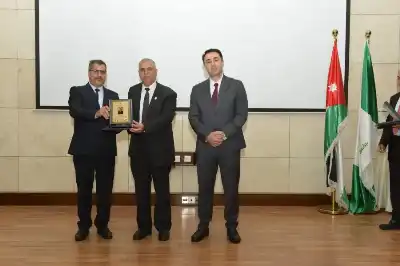 الدكتور علي الدباس يفوز بجائزة أفضل