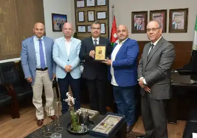 رئيس جامعة البترا يكرم الصحفي عبيدة