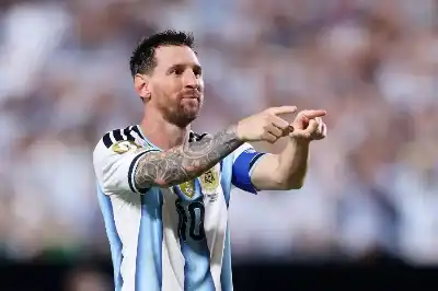 ميسي يتلاعب بدفاعات الجزائر في كأس