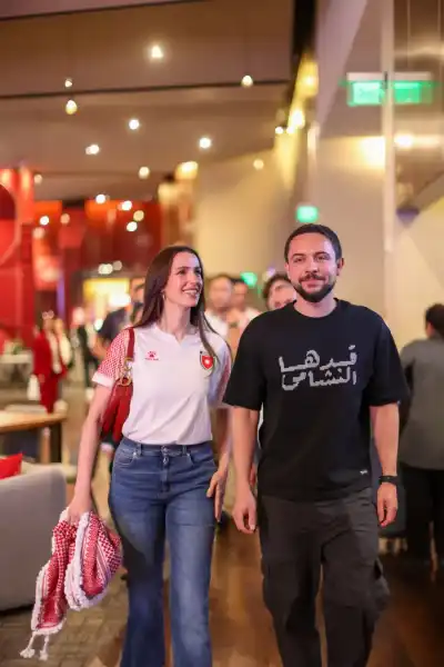 ولي العهد والأميرة رجوة يتابعان من