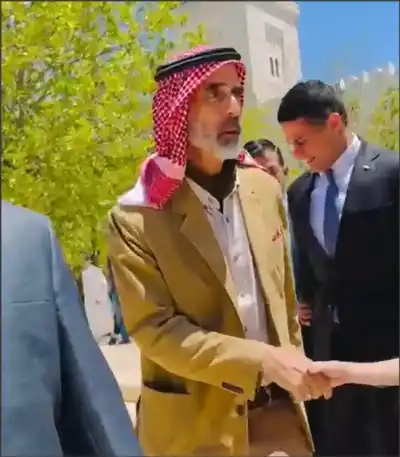 الأمير غازي بن محمد يصلي الجمعة