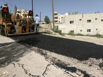 أمانة عمّان تباشر أعمال تعبيد ليلية