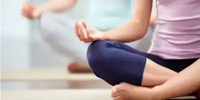 اليوجا والعلاج النفسي: ما سر العلاقة