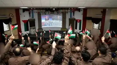 نزلاء مراكز الإصلاح والتأهيل يتابعون مواجهة