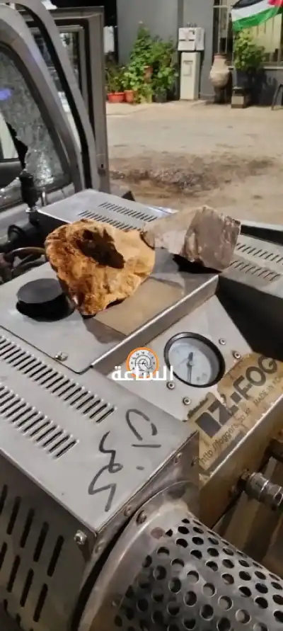 رشق آلية لرش الحشرات بالحجارة.. وبلدية