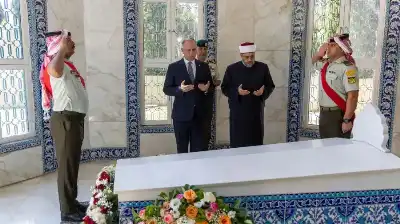 نائب الملك يزور ضريح الملك طلال