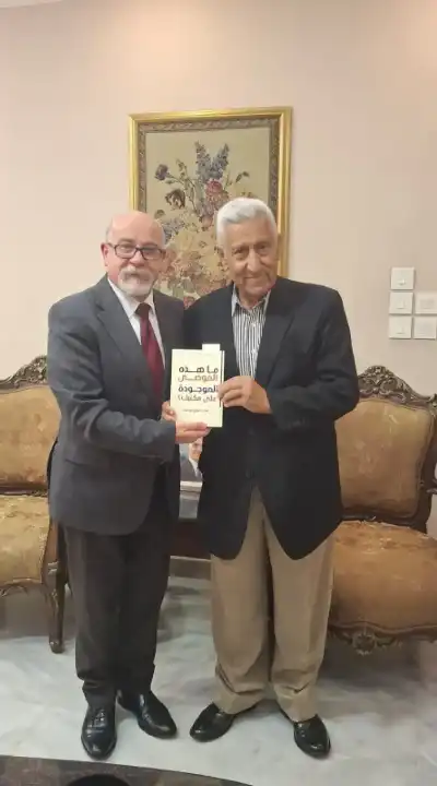 أبو عطا يهدي النسور نسخة من
