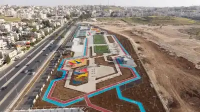 البدء بإنشاء جسر مشاة أمام حديقة