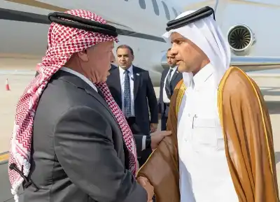 الملك يصل إلى الدوحة لتقديم العزاء