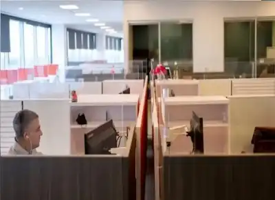 عروض العمل الخارجية ترفع أجور الرجال
