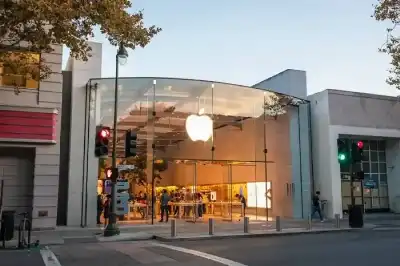 أبل تصبح ثاني شركة في التاريخ