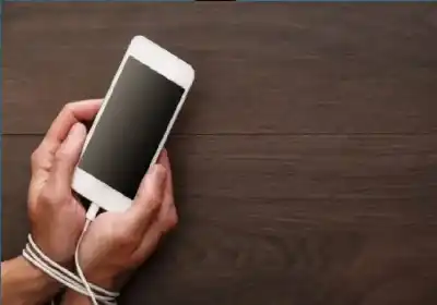الشاشات إذ تهدم الأسرة.. كيف يحول
