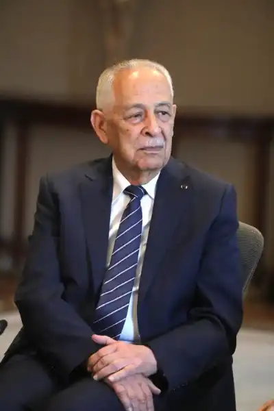 العيسوي ينقل تمنيات الملك وولي العهد