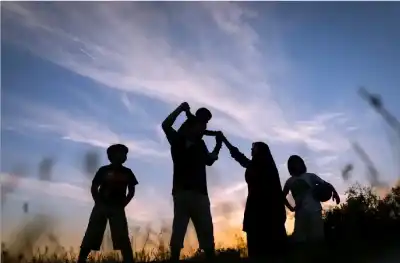 بين الحزم واللطف: أساليب احتواء الأبناء