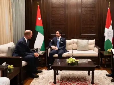 ولي العهد يستقبل وزير الدولة في
