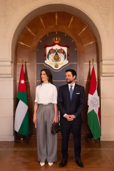 ولي العهد والأميرة رجوة يستقبلان أوائل