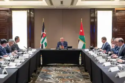 الملك يعقد لقاء في بكين مع