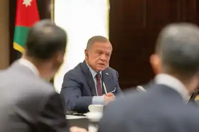 الملك يصل إلى قاعة الشعب الكبرى