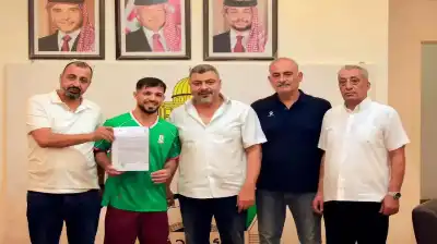 الفلسطيني أبو وردة يوقع على كشوفات