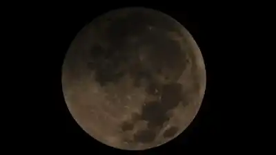 رصد خسوف جزئي للقمر في سماء