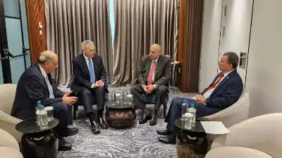 القاضي يلتقي رئيس البرلمان اليوناني ورئيس